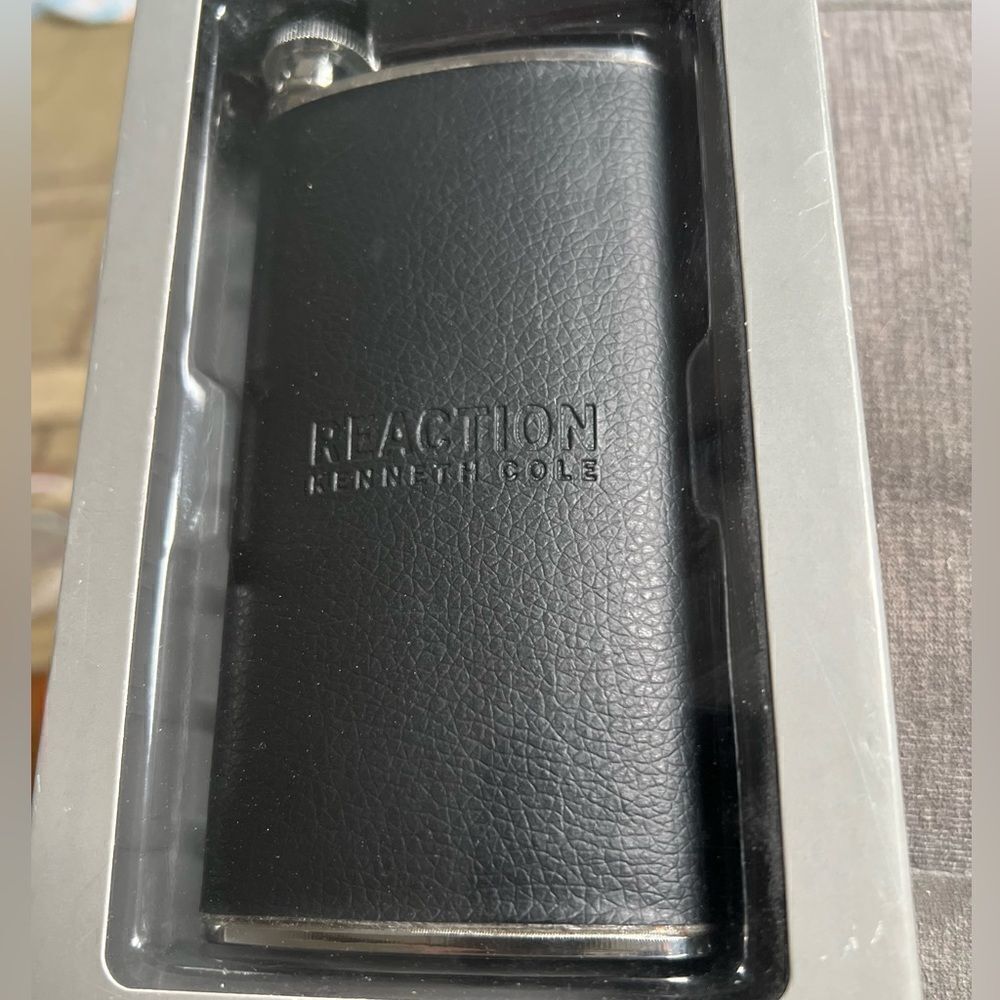 KENNETH COLE REACTION 6oz.BLACK TALL FLASK~NEW IN SEALED BOX
